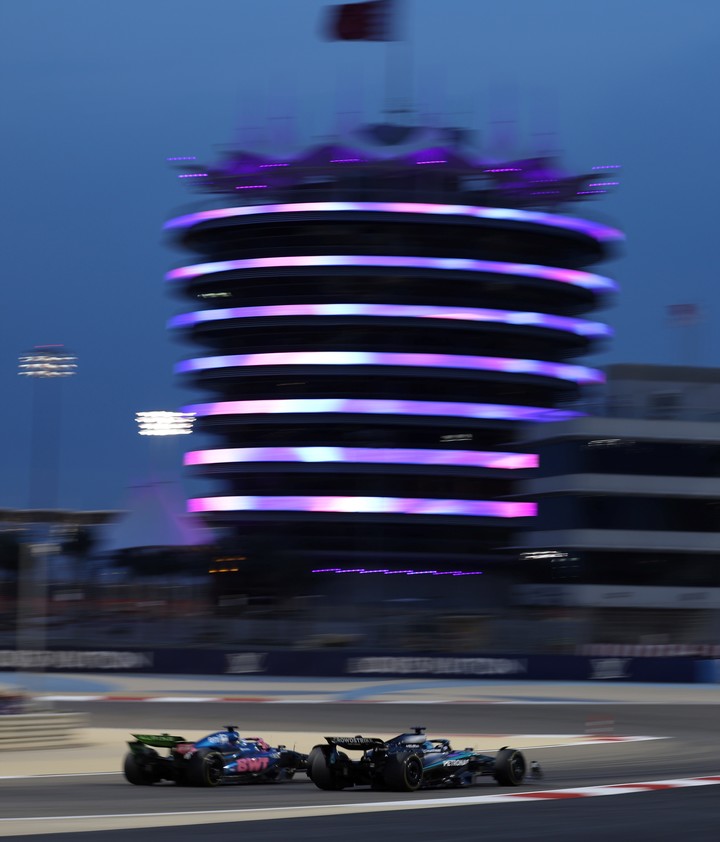 George Russell perseguido por Pierre Gasly. Foto EFE/EPA/ALI HAIDER