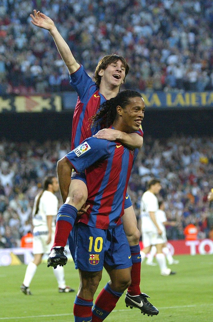 El festejo de Messi en su primer gol, junto a Ronaldinho. (AFP Photo)