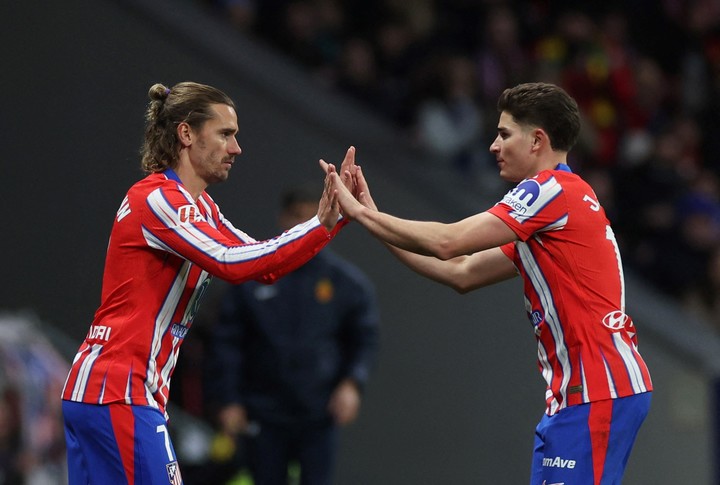 Julián con Antoine Griezmann, su mejor asistidor desde su llegada a Atletico Madrid. Foto: REUTERS / Isabel Infantes.