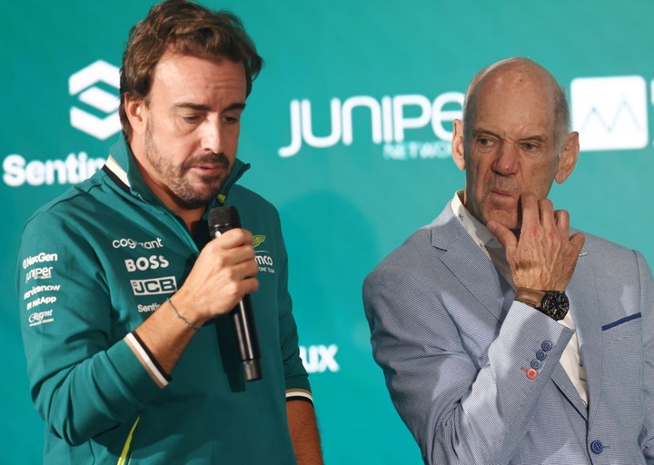 Fernando Alonso con Adrian Newey.
Foto: Bloomberg