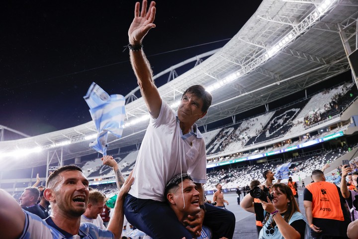 Gustavo Costas sobre los hombros de Maximiliano Salas, tras ganarle a Botafogo en Río de Janeiro. 
Foto: EFE/ Andre Coelho