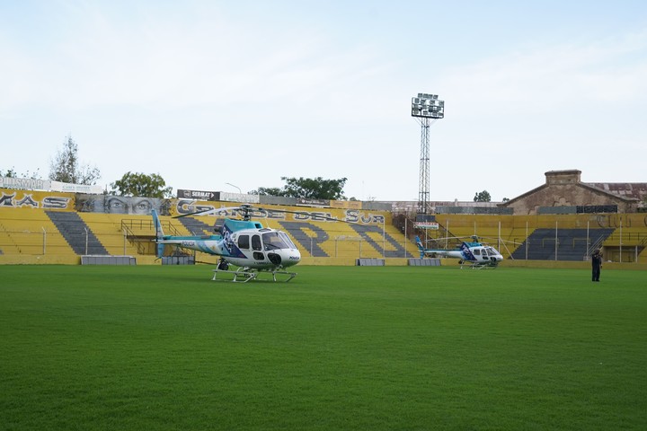 La cancha de Olímpo se transformó en el helipuerto de los funcionarios.
Foto: Juano Tesone