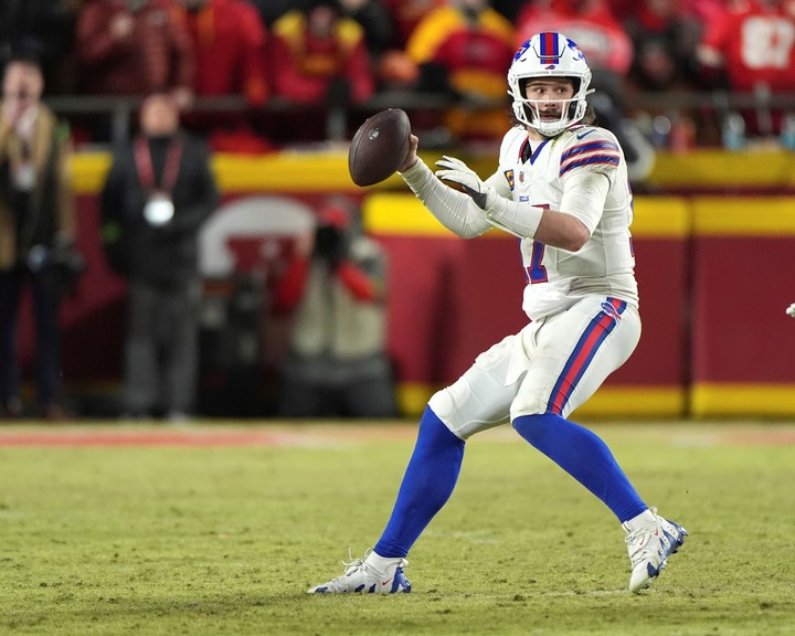 El quarterback gozará de un gran contrato que lo mantendrá como jugador de los Bills de Buffalo hasta la temporada de 2030. (AP Photo/Charlie Riedel, File)