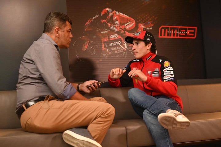 Marc Márquez, charlando con Roberto Berasategui de Clarín, en Buenos Aires.