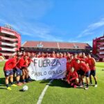 A horas del clásico, el plantel de Independiente posó con una bandera en apoyo a Pablo Grillo, el fotógrafo que lucha por su vida tras la marcha de los Jubilados