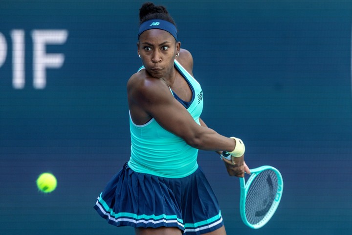 MIAMI (United States), 20/03/2025.- Coco Gauff of the US in action against Sofia Kenin of the the US during their Women’s Singles round of 64 match at the 2025 Miami Open tennis tournament at the Hard Rock Stadium in Miami, Florida, USA, 20 March 2025.  (Tenis) EFE/EPA/CRISTOBAL HERRERA-ULASHKEVICH