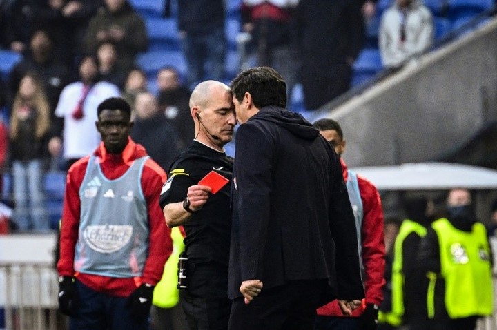 Paulo Fonseca amenazó al ábitro Benoit Millot durante el partido que Lyon disputó con Brest el domingo pasado.