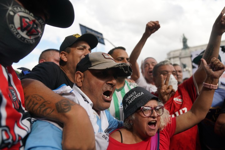 Camisetas de Independiente, Chacarita y Laferrere, entre otros, en la marcha de jubilados. 
Fotos: Emmanuel Fernández 