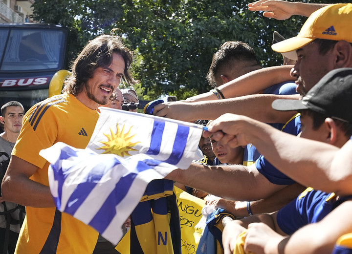 Edinson Cavani, con los hinchas de Boca.