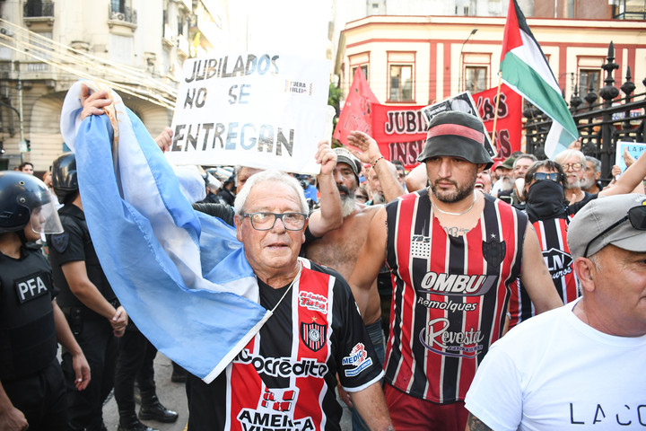 Una semana antes de los marcha violenta, hinchas de Chacarita participaron de la marcha de jubilados. Foto Santiago García Díaz 