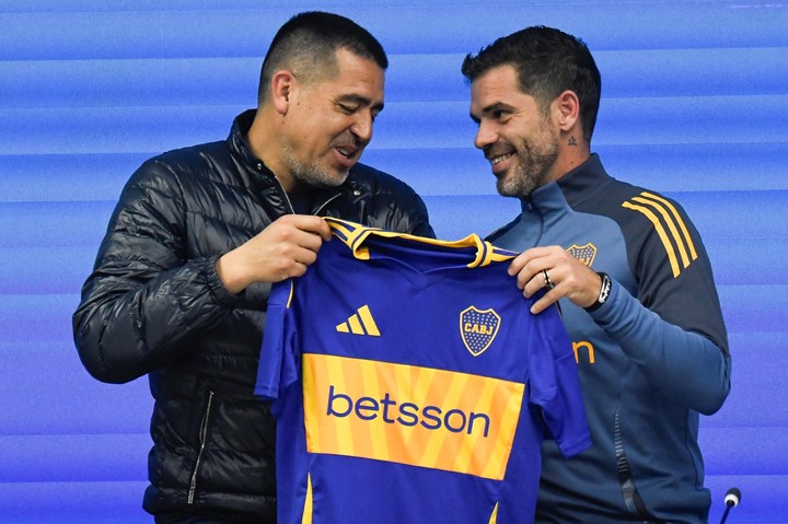 Otros tiempos. Riquelme y Gago sonríen el día de la presentación del DT. Foto: AP