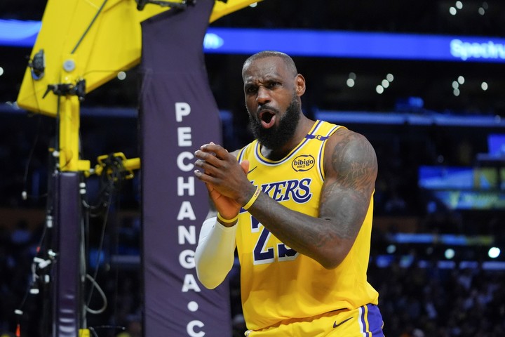 LeBron James tuvo otra noche histórica con Los Angeles Lakers. Foto: AP