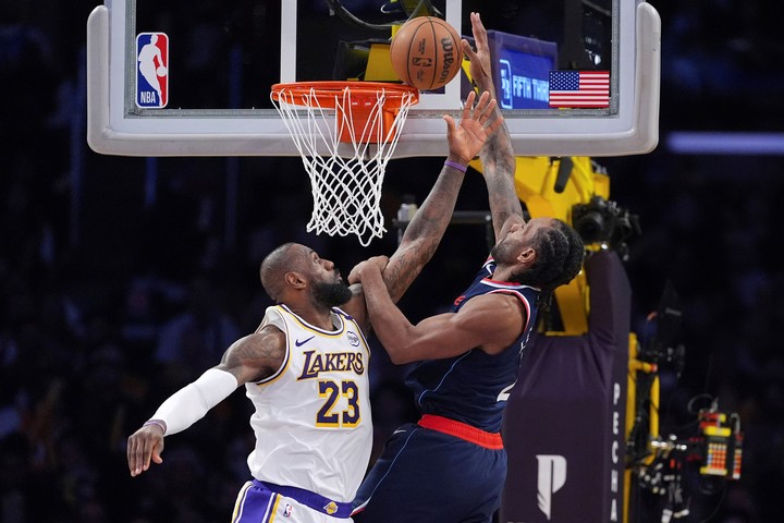 Kawhi Leonard intenta ante la marca de LeBron James. Foto: AP / Mark J. Terrill