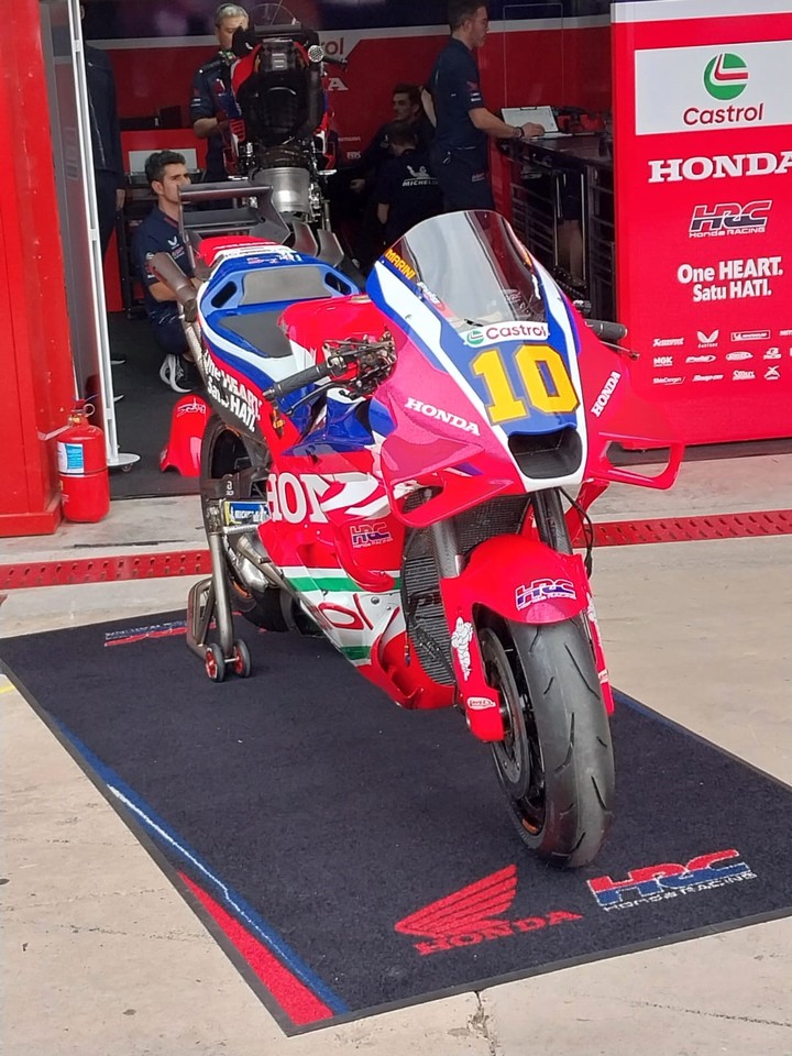 La Honda RC213V de Luca Marini, desde el pit lane.