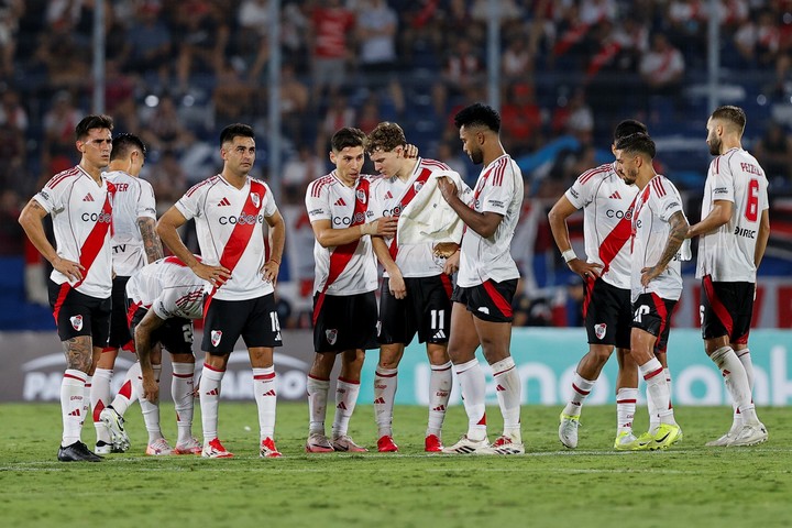 Los jugadores de River durante la tanda de penales ante Talleres. (EFE/ Juan Pablo Pino)