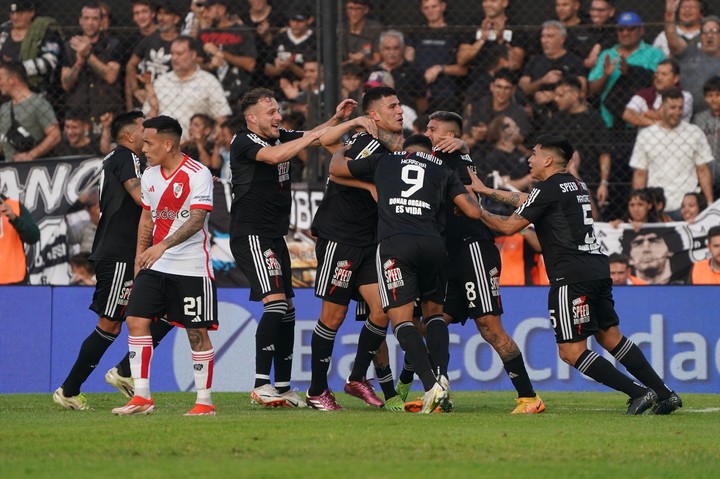 En junio, Riestra venció a River por 2-0 y dejó a Demichelis tocado. (Juano Tesone)