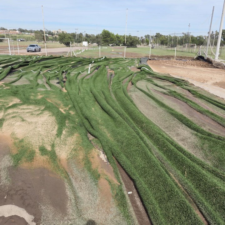 Las canchas de sintético del Complejo Zibecchi fueron arrasadas por el temporal. 