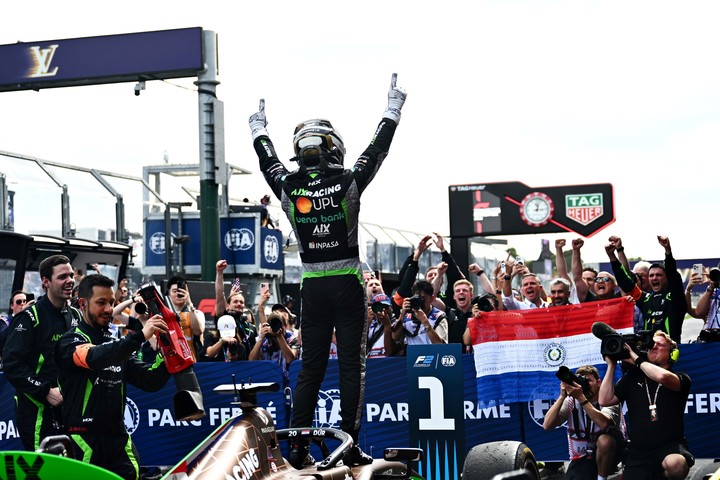 Joshua Dürksen festeja en Melbourne frente a los integrantes de su equipo, el AIX Racing. Foto: Fórmula 2.