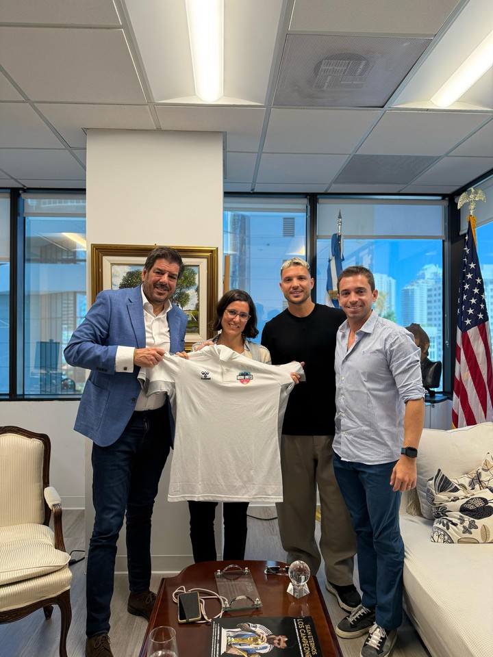 Las autoridades del Miami United junto al cónsul argentino en la previa del "clásico".