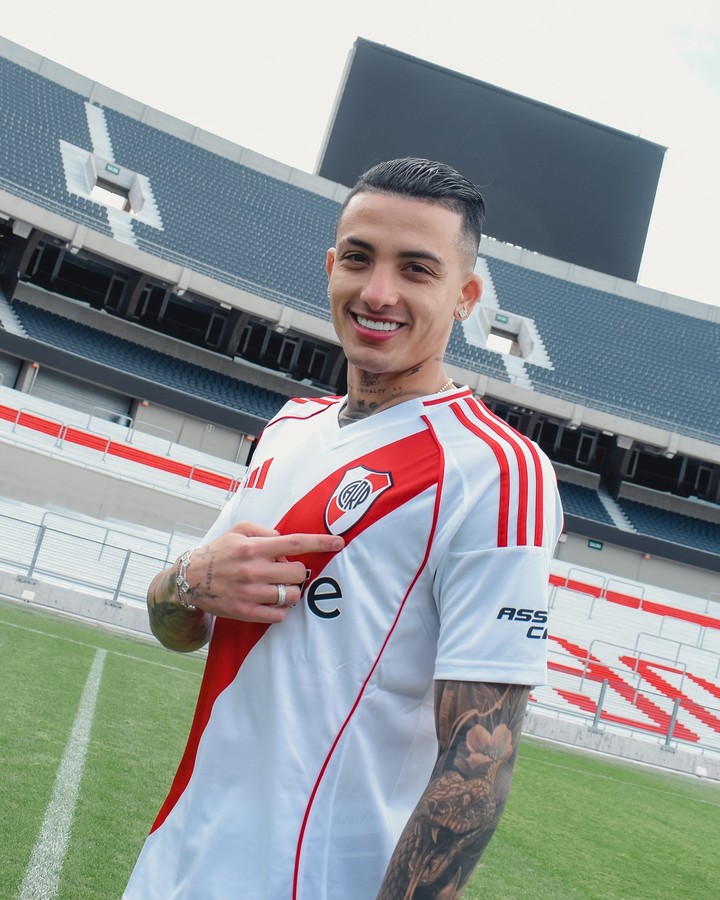 Kevin Castaño posa en el Monumental: jugará con el número 22 en su camiseta.