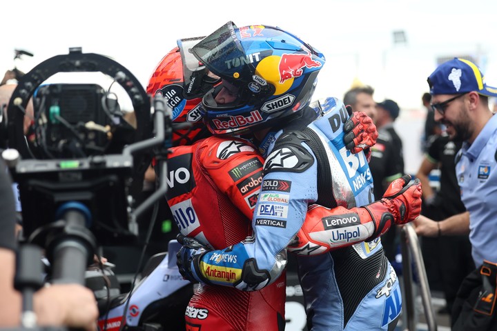 Marc y Alex Márquez se funden en un abrazo. Foto: EFE