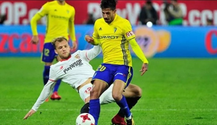 Nico Hidalgo y una foto de su paso por el Cádiz, uno de los clubes en el que jugó.