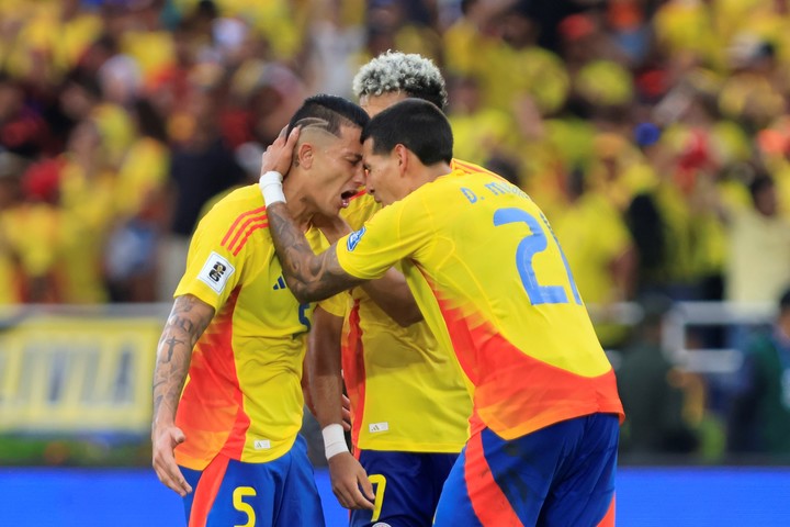 Kevin Castaño, junto a Luis Díaz y Daniel Muñoz en la victoria de Colombia sobre Argentina en Eliminatorias. Foto: EFE / Ricardo Maldonado Rozo.