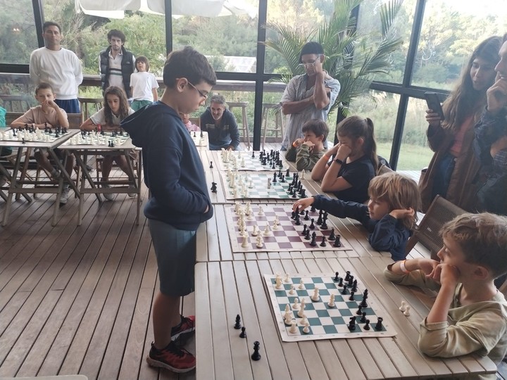 Faustino Oro jugó simultáneas de ajedrez con pibes y pibas en Portal Bosque, antes del Magistral de Punta del Este.