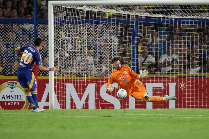 Guillermo Viscarra le detiene el penal a Alan Velasco, el jugador por el que Riquelme pagó 10 millones de dólares, y Boca se queda afuera de la Copa. 
Foto: AP Photo
