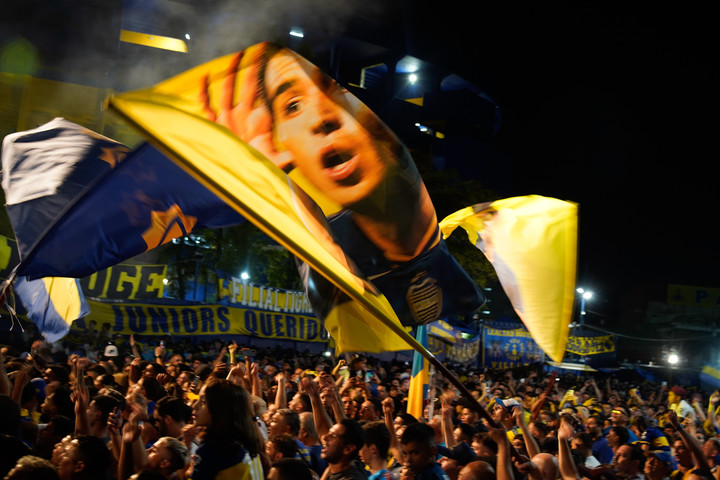 Una bandera con la cara de Juan Román Riquelme, el día del brindis de fin de año de Boca. 
Foto: Andrés D'elía