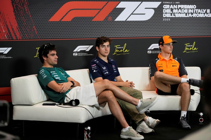 Franco Colapinto atendió a la prensa internacional con Lance Stroll, de Aston Martin, y con Oscar Piastri, de McLaren. Foto: AP