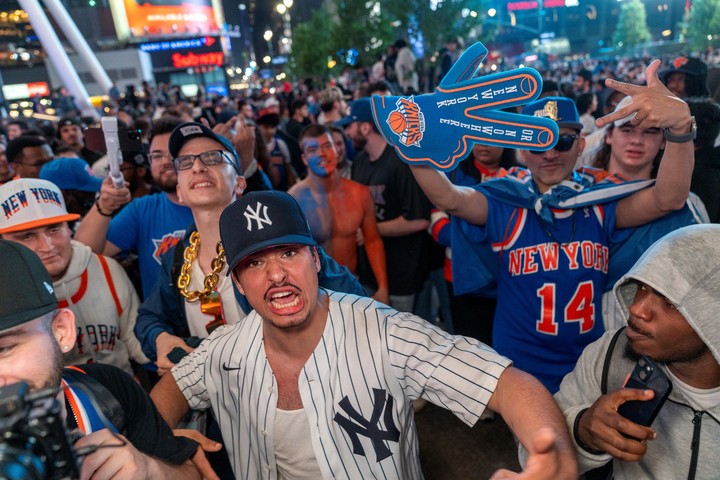 Fanáticos de los Knicks celebraron en las calles de Nueva York la clasificación de su equipo a la final de la Conferencia Este de la NBA. Foto: Ángel Colmenares / EFE.
