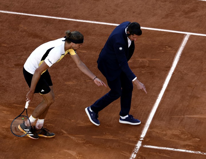 "Los árbitros deberían estar autorizados a bajar de su silla en caso de un error flagrante del ELC", dijo Zverev. Foto EFE/EPA/MOHAMMED BADRA