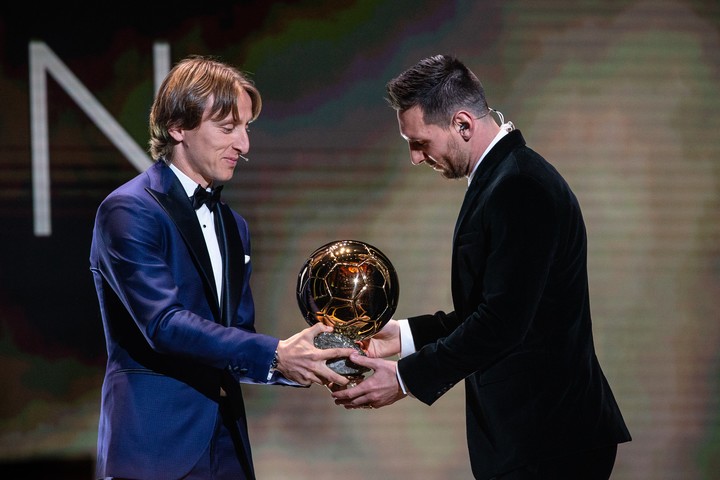 Año 2019. Luka Modric, ganador en 2018, le entrega el Balón de Oro a Messi. Foto: Xinhua / Aurelien Morissard.