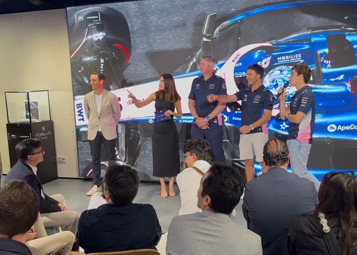 Pierre Gasly y Franco Colapinto se prueban un nuevo reloj en una presentación de Alpine en Barcelona. Foto: Alpine