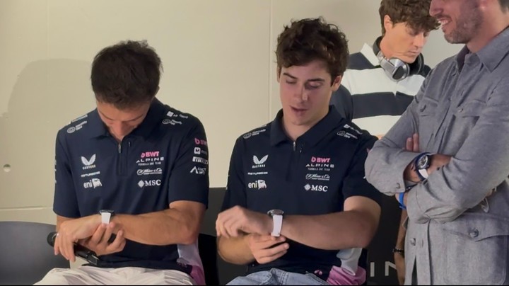 Pierre Gasly y Franco Colapinto se prueban un nuevo reloj en una presentación de Alpine en Barcelona. Foto: Alpine