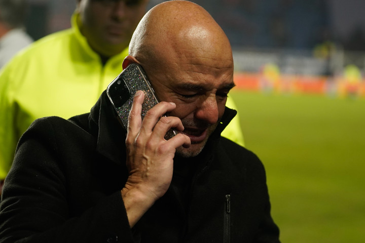 Favio Orsi rompíó en llanto , después de hablar con su mamá al finalizar el encuentro ante San Lorenzo. Foto: Maximiliano Failla. 