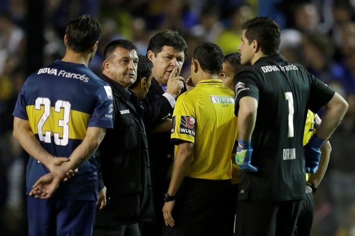 Bello dialoga con Herrar mientras Agustín Orion y Daniel Osvaldo esperan por las novedades. (AP)