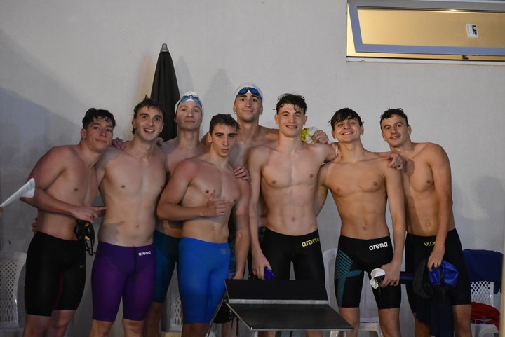 Matías Bottoni, junto a sus compañeros de natación del club Echesortu, de Rosario.