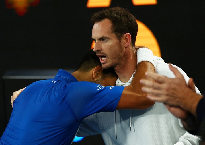 Djokovic y el festejo con Murray tras su victoria ante Alcaraz en los cuartos de Australia. Foto REUTERS/Edgar Su