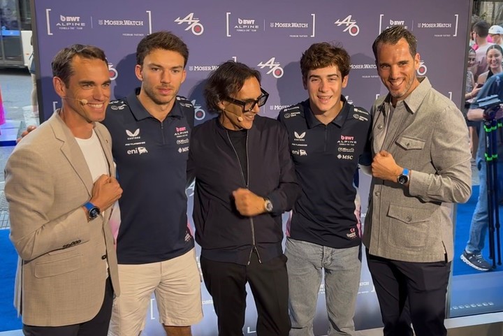 Pierre Gasly y Franco Colapinto se prueban un nuevo reloj en una presentación de Alpine en Barcelona. Foto: Alpine