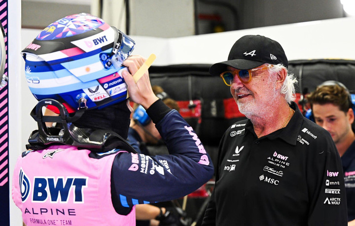 Franco Colapinto y Flavio Briatore, en el paddock de Montecarlo. Foto @ColapintoFiles.