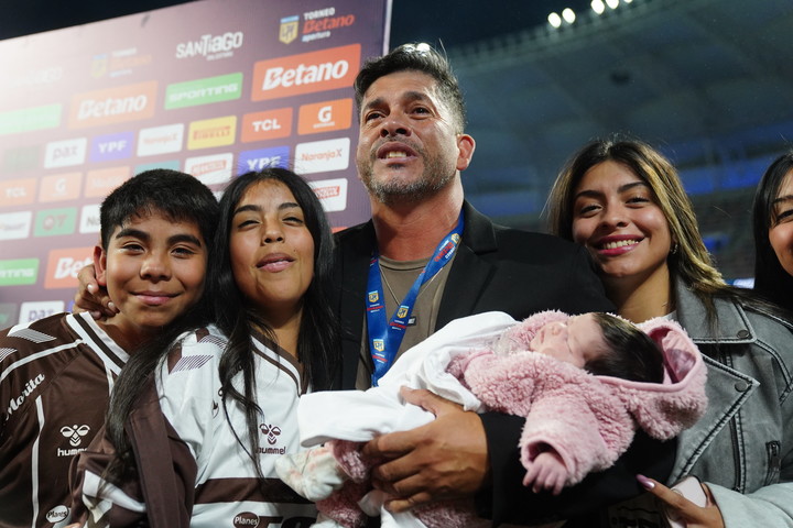 Gómez, emocionado, en familia. Foto: Marcelo Carroll