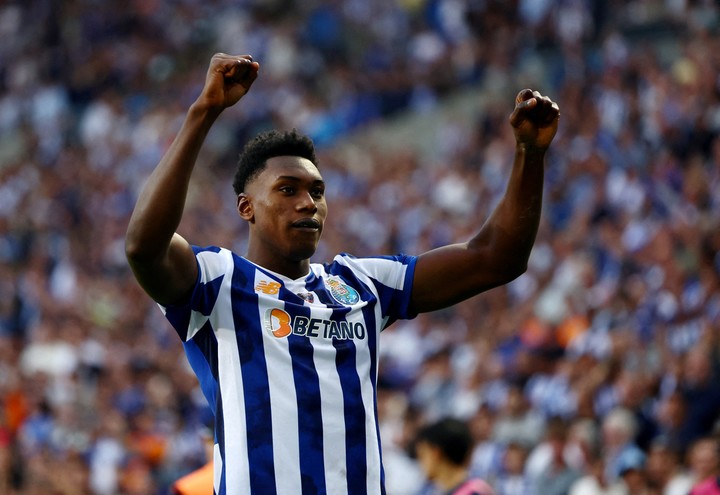 Samu Aghehowa, el hombre que cambió su apellido y promete goles. Foto: REUTERS / Pedro Nunes.