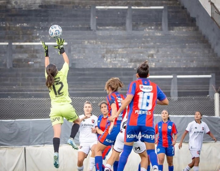 La arquera de San Lorenzo se destaca por su juego aéreo.