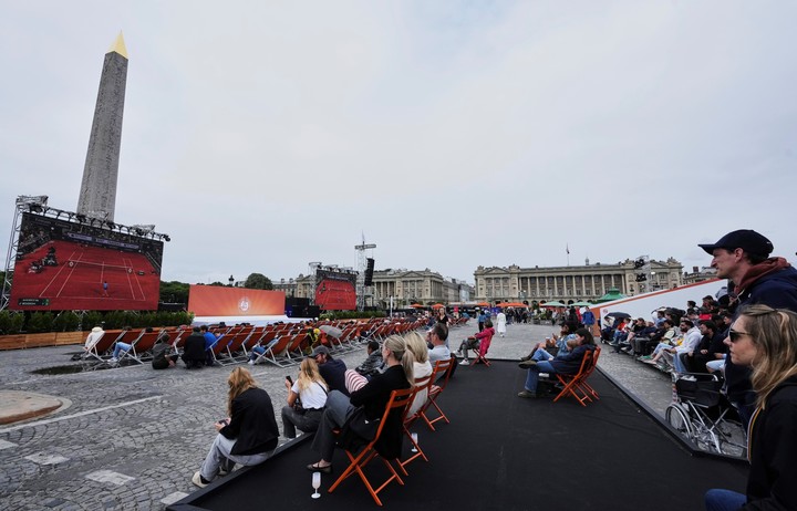 La ciudad instaló pantallas gigantes en la Plaza de la Concordia para que la gente pudiera seguir el partido de Boisson. Foto AP Photo/Michel Euler