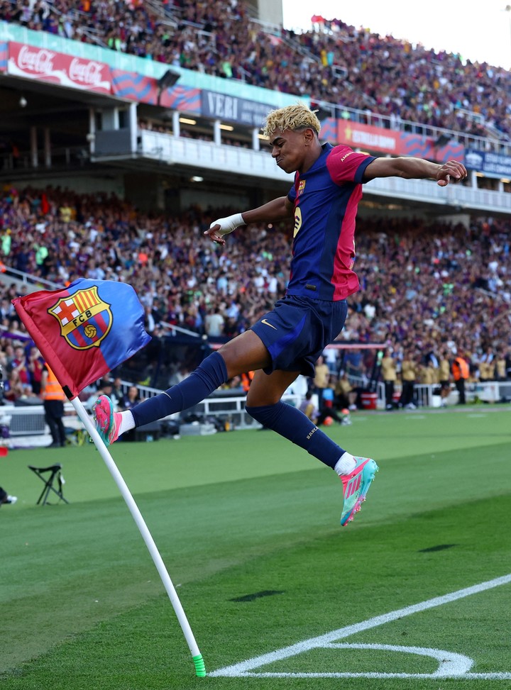 Lamine Yamal todavía no cumplió 18 años y ya completó su segunda temporada con el equipo principal de Barcelona. Foto: Albert Gea / Reuters.
