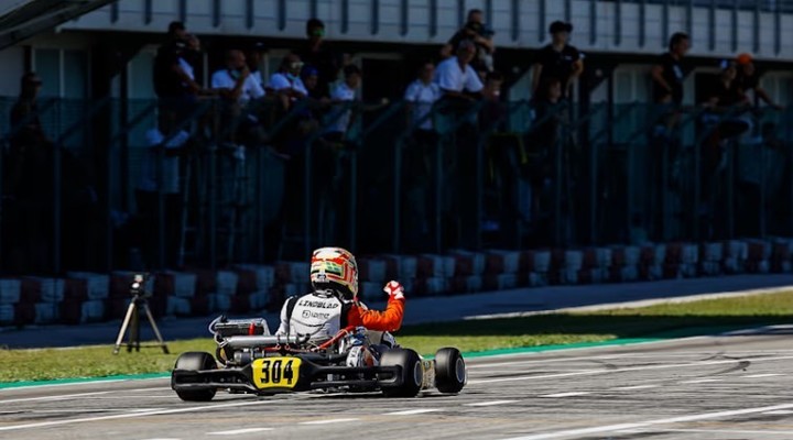 Con su karting. Arvid Lindblad en el Super Masters Series 2020. Foto Prensa Red Bull