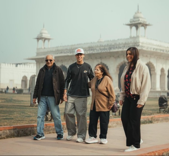 Arvid Lindblad junto a sus abuelos y su madre en su primera vez en India, a principios de este año. Foto Threads