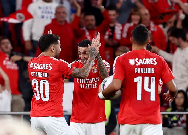 Ángel Di María y Nicolás Otamendi, dos de los 26 campeones mundiales de selecciones que participarán en el Mundial de Clubes. Foto: Rodrigo Antunes / Reuters.